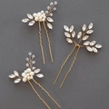 Dettaglio di forcine da sposa fatte a mano con filo dorato, perle e strass a forma di marquise - Stile Oro