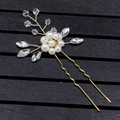 Detail einer Braut-Haarnadel mit handgefertigten Perlen und Strass auf goldenem Draht - Roségold