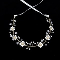 Diadema artesanal de novia con margaritas blancas y cristales sobre fondo negro puro - Dorado Estilo 1