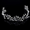 Accessorio per capelli sposa con perle bianche e cristalli su filo argento sfondo nero lucido - Argento (Filo di Rame)