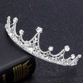 Elegante silberne Brautkrone mit Tropfenkristallen auf schimmerndem schwarzem Grund - Silber