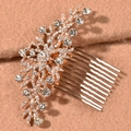 Détail du peigne à cheveux de mariée or rose avec strass blancs étincelants et fleurs - Doré