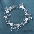 Elegante tralcio per capelli da sposa con foglie d'argento, fiori bianchi e perle su tessuto blu - Argento