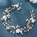 Elegante tralcio per capelli da sposa con foglie dorate, fiori bianchi e perle su blu - Oro