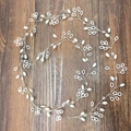 Dettaglio macro dell'accessorio per capelli da sposa con perle e cristalli lucidi - Stile 1m / Bianco