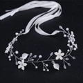 Fascia da sposa fatta a mano con perle bianche, cristalli e fiori su sfondo nero - Filo di Rame con Nastro / Argento