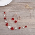 Dettaglio del set gioielli da sposa con rose rosse, collana e orecchini su legno - Collana + Orecchini