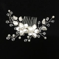 Detalle del peine de novia hecho a mano con perlas blancas y cristales transparentes - Blanco