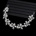 Dettaglio della vite per capelli da sposa in argento con foglie, perle e strass lucidi - TS265 / Argento