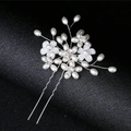 Dettaglio della forcina per capelli da sposa con perle, cristalli e fiori argentati - Filo di rame / Argento