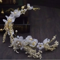 Elegant bridal floral headband with white silk flowers and champagne gold pearls decoration - White