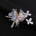 Dettaglio accessorio capelli sposa fatto a mano con fiori in chiffon blu e perle - Corsage Blu