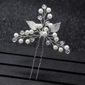 Macro di forcina da sposa argento con perle e foglie su sfondo in legno scuro - Filo di Rame Argentato Singolo