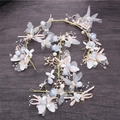 Dettaglio del set di accessori per capelli da sposa con farfalle blu e perle - Set Cerchietto e Fermagli