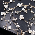 Accessorio capelli sposa fatto a mano con perle bianche e fiori in filo dorato - Vite intrecciata a mano / Oro