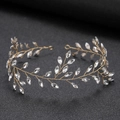 Detailaufnahme des goldenen Braut-Haarbands mit Marquise-Kristallen im Blattmuster - Golddraht Weißes Zirkonia