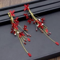 Pendientes de flores rojas con borlas doradas y cuentas de cristal para bodas reales - Solo Pendientes