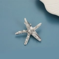 Elegante fermaglio a stella marina con perle bianche e strass lucenti su blu - Argento