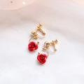 Eleganti orecchini a clip con rosa rossa, finitura dorata e strass per il matrimonio - Solo Orecchini