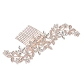 Détail d'un peigne à cheveux de mariée or rose orné de strass marquise et ronds ciselés - Or rose