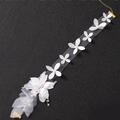 Collier ras de cou floral blanc élégant avec ruban en maille et pierre bleue - Blanc