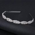 Diadema plateada de strass con diseño de hojas para novias y bodas sobre fondo negro - Plateado