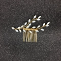 Détail du peigne de mariée doré avec perles marquises blanches sur fond noir brillant - Petit peigne à cheveux / Petit Peigne - Bleu Clair Opale