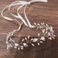 Detail eines Braut-Stirnbands mit silbernen Blättern, Perlen und Seidenbändern - Silber