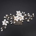Pettine per capelli da sposa con fiori bianchi, perle e cristalli su filo dorato - Oro