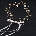 Cerchietto barocco dorato con perle e strass su sfondo nero con nastro bianco - Oro