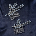 Gros plan de deux peignes à cheveux de mariée avec feuilles bleu clair sur soie bleu foncé - Paire - Blanc Strass
