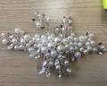 Dettaglio del pettine da sposa con perle e cristalli marquise su fondo in legno - Base Argentata Filo di Rame Fatto a Mano / Bianco