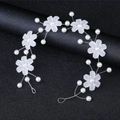 Eleganter Braut-Haarschmuck mit matten weißen Blumen und Perlen auf Silberdraht - Weiß