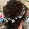 Silberne Braut-Haarranke mit Kristallblättern in braunem lockigem Haar für Hochzeiten - Silberdraht Milchiges Zirkonia