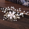 Eleganter Braut-Haarkamm mit Perlen, goldenen Blumen und Blättern auf Vintage-Holz - Gold (1 Blume)