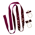 Elegantes weinrotes Braut-Haarband-Set mit Schleifenohrringen und Perlenakzenten - Stirnband und Ohrringe Set