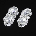 Coppia di eleganti clip per scarpe da sposa con strass a goccia su sfondo nero - Stile 2