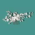 Eleganter Brauthaarkamm mit Perlen und mattierten Blütenblättern auf blauem Hintergrund - Silber (1 Blume)