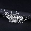 Elegante pettine da sposa con perle, cristalli e foglie d'argento su sfondo nero - Bianco