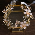 Copricapo da sposa fatto a mano con fiori dorati, perle e cristalli su scatola di vetro - Stile 2 Oro