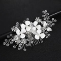 Dettaglio di un pettine per capelli da sposa con perle, cristalli e foglie in metallo - Argento