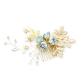 Detail von blauen Stoffblumen und Perlen auf goldenem Brauthaarkamm-Accessoire - Grün