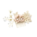 Detalle de peineta artesanal con flores de tela rosa, perlas y hojas doradas finas - Rosa