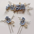 Detalle del set de peineta y horquillas con flores azules perlas y hojas doradas - Azul