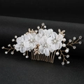 Peine de novia elegante con flores de gasa blanca y cristales sobre base dorada - Dorado