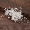Elegante peineta nupcial de plata con flores de organza blancas y brillantes de cristal - Plateado