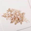 Eleganter Brauthaarkamm mit rosa Metallblumen und weißen künstlichen Perlenbesatz - Gold (2 Blumen)