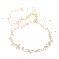 Detalle de diadema nupcial artesanal con alambre dorado y elegantes perlas blancas - Guirnalda de Perlas Sencilla Regular / Dorado