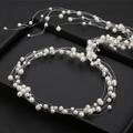 Vista detallada de un collar de novia multicapa con perlas y finos hilos de plata - Guirnalda Sencilla Regular / Plateado