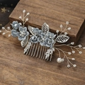 Peigne à cheveux de mariée avec fleurs en tissu bleu-gris et feuilles argentées - Bleu + Argent